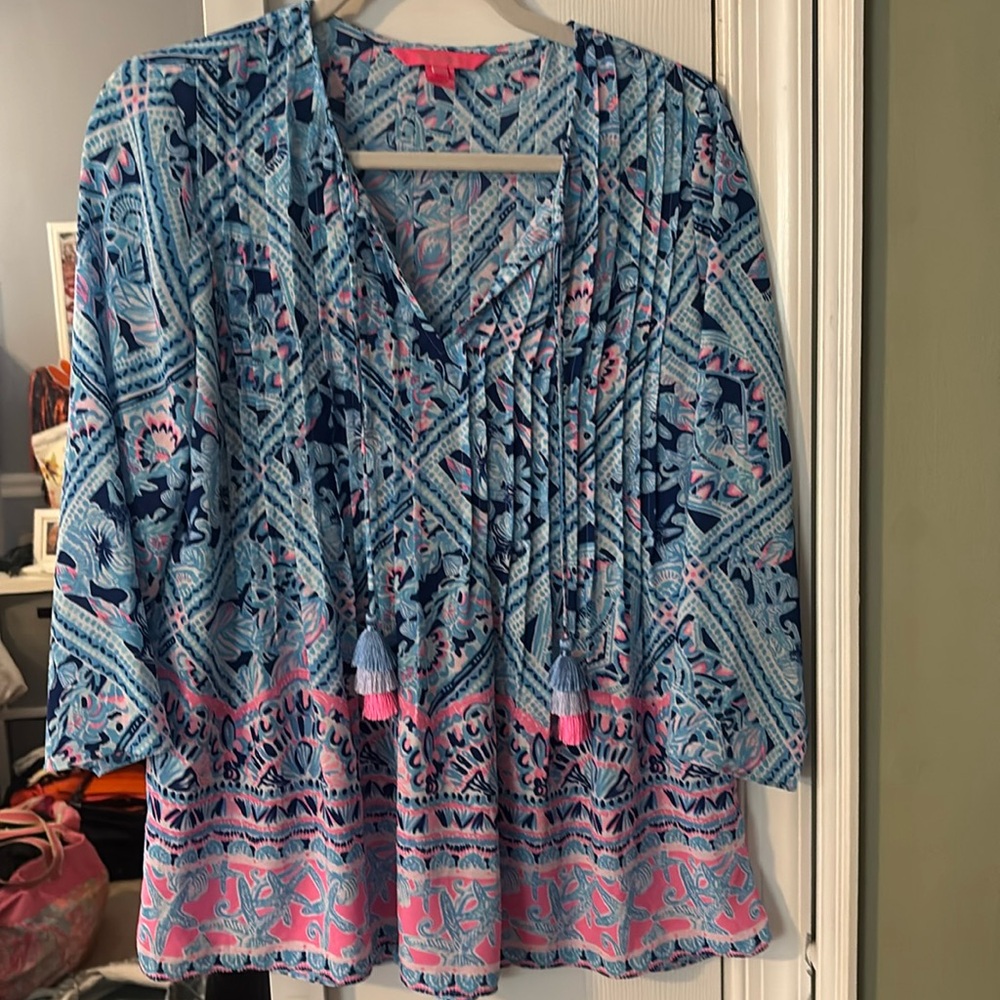 Lilly Pulitzer Blouse size XSmall, v nexk with tassel detail